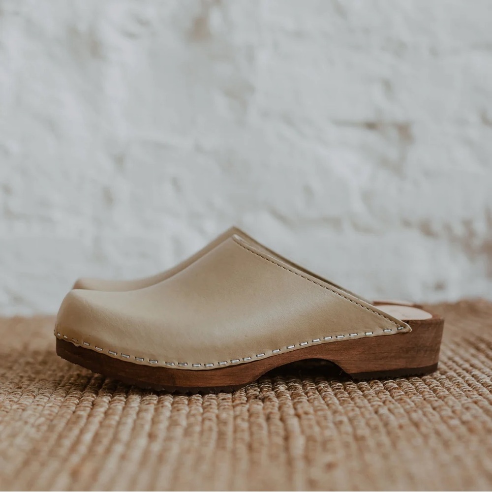 NEW IN BOX Kit + Clogs Studio Low Swedish Hasbeen style Swedish wooden clog